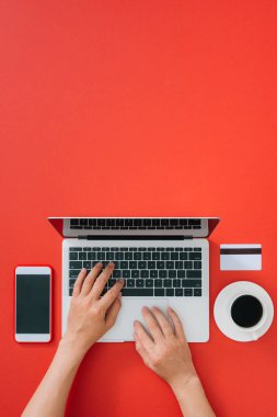 İnternetten ödeme yapan erkeklerin üst görüntüsü. Tatil alışverişi..