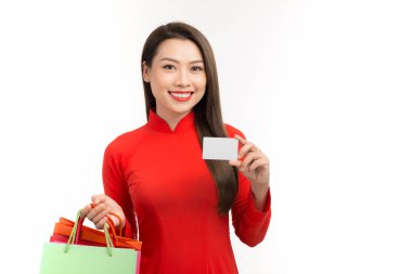 Ao Dai Vietnam 'ın beyaz arka planında izole edilmiş güzel ve mutlu bir kızın portresi.