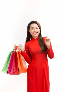 Genç ve güzel bir kadın, Ay Yeni Yılı boyunca ellerinde bir sürü alışveriş torbasıyla alışverişin tadını çıkarıyor.