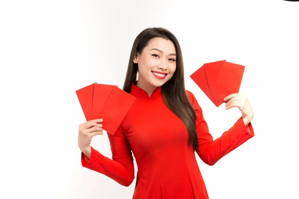 Asiatique Fille Robe Traditionnelle Prendre Enveloppes Rouges Nouvelle Année Lunaire — Photo
