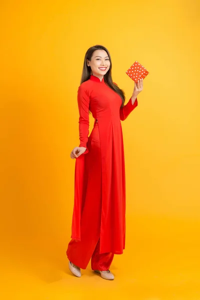 Mulher Asiática Segurando Uma Caixa Presente Gesto Dar Festival Primavera — Fotografia de Stock
