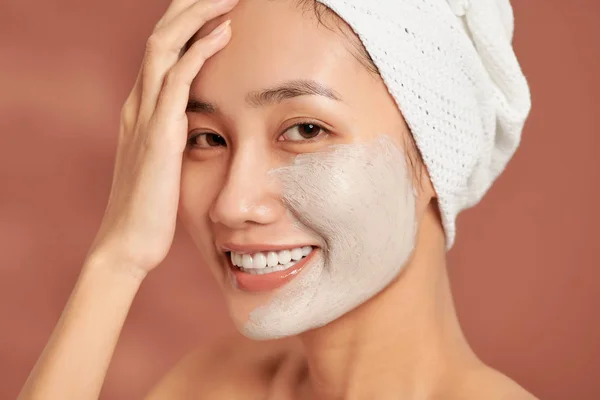 Spa Gadis Asia Menerapkan Masker Tanah Liat Wajah Perawatan Kecantikan — Stok Foto