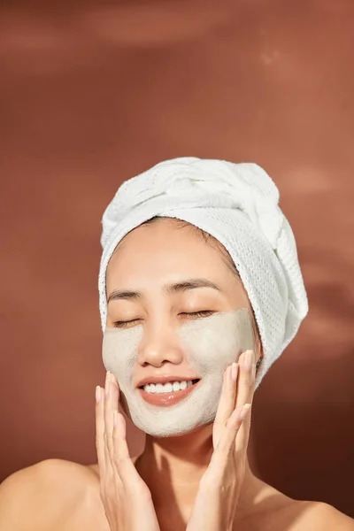 Wanita Asia Cantik Muda Dengan Topeng Kosmetik Spa Konsep Kecantikan — Stok Foto