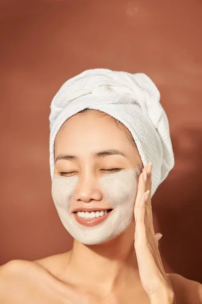 Aantrekkelijke Jonge Aziatische Vrouw Aanbrengen Klei Masker Haar Gezicht Spa — Stockfoto