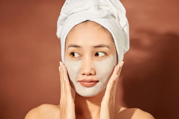 Portrét Mladé Asijské Ženy Oranžovém Pozadí Hliněnou Maskou Tváři Ručníkem — Stock fotografie