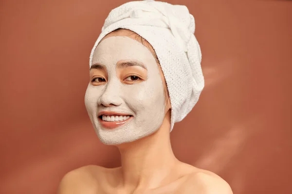 Spa Ragazza Asiatica Che Applica Maschera Argilla Facciale Trattamenti Bellezza — Foto Stock