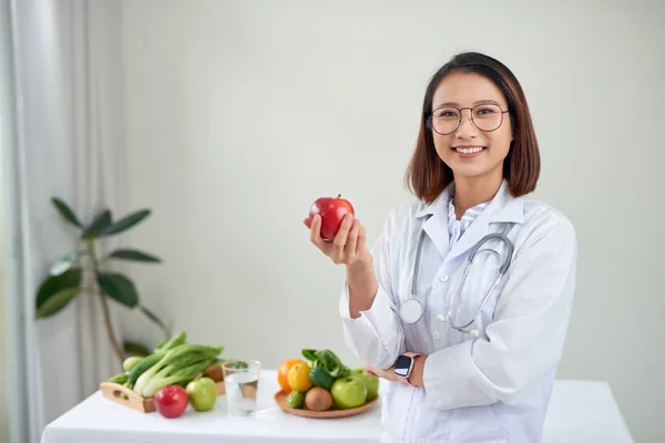 营养健康的水果 果汁和卷尺 在办公室做饮食计划的营养师 在镜头前微笑 体重减轻和正确的营养概念 — 图库照片