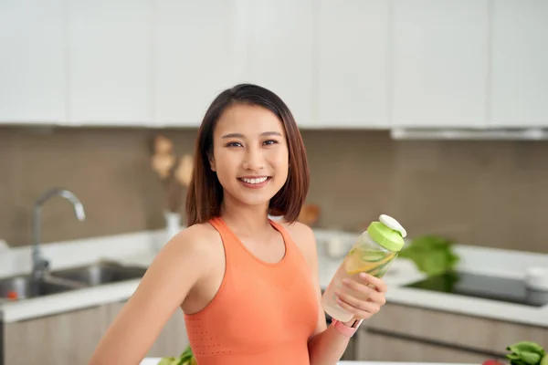 Dieta. Mangiare sano Donna bere fresco crudo verde Detox Vegeta — Foto Stock