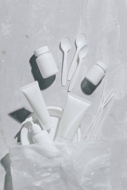 Hiçbir plastik geri dönüşüm kavramı beyaz plastik tabaktabaklar taş arka plan üzerinde bardak kaşık. Kopya alanı. Üstte görüntü