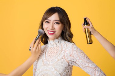 Kozmetik fırça ile birçok eller, gölgeler glamour asya kız makyaj yapıyor