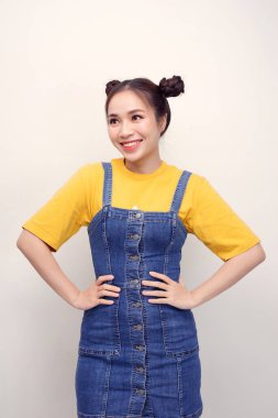 Yakın fotoğraf güzel şaşırtıcı funky o onun bayan iki çörekler beyaz arka plan üzerinde overjoyed kolay gidiyor güzel kalpli