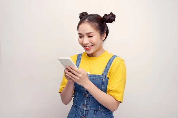 Atractiva Joven Asiática Mujer Utilizando Teléfono Celular Para Enviar Mensaje —  Fotos de Stock
