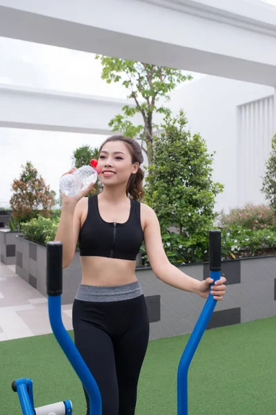 Frau Trinkt Mineralwasser Nach Dem Sport Fitnessstudio Sonnigen Park Gesunder — Stockfoto