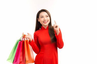 Beyaz arka planda izole edilmiş alışveriş çantalı Vietnamlı bir kız..