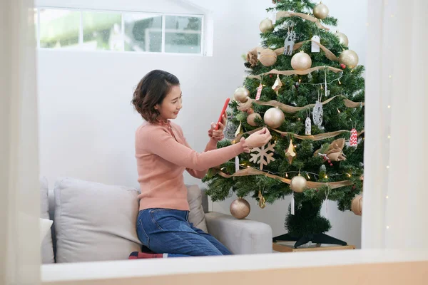 Hermosa Chica Pelo Rizado Suéter Casual Cerca Del Árbol Navidad —  Fotos de Stock