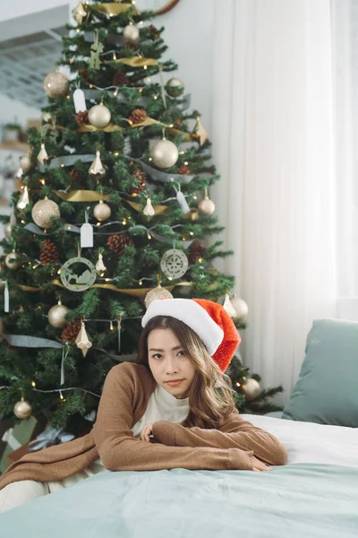 Retrato Feliz Jovem Asiático Mulher Relaxante Perto Árvore Natal — Fotografia de Stock