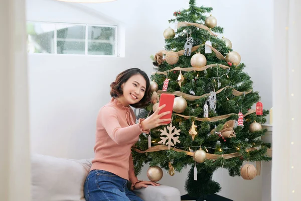 Conceito Natal Jovem Mulher Tirar Foto Selfie Perto Árvore Natal — Fotografia de Stock