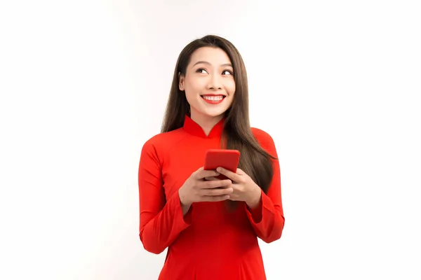 Портрет Красивой Азиатской Женщины Помощью Мобильного Телефона Носить Красный Дай — стоковое фото