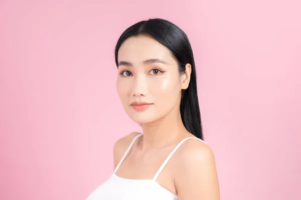 粉红背景 皮肤完美的年轻亚洲女人的肖像 天然化妆品及护肤的概念 — 图库照片