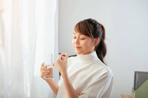 Junge Asiatische Frau Trinkt Medizin Mit Wasserglas — Stockfoto