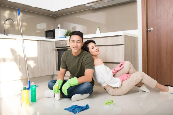 Feliz Joven Asiática Pareja Limpieza Cocina Juntos — Foto de Stock