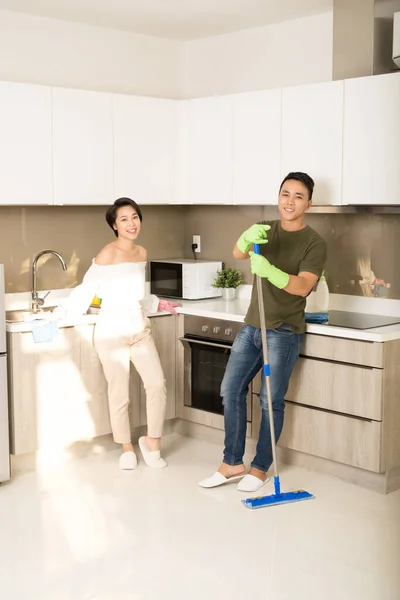 Jovem Feliz Casal Asiático Está Divertindo Enquanto Faz Limpeza Casa — Fotografia de Stock