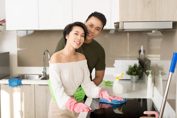 Jong Gelukkig Aziatisch Paar Het Hebben Van Plezier Tijdens Het — Stockfoto