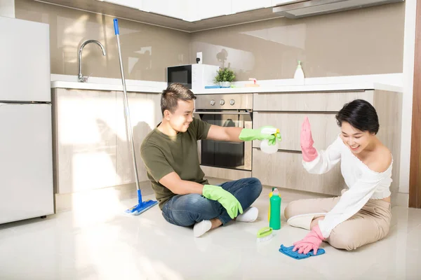 Moderne Keuken Lachende Jonge Aziatische Vrouw Man Schoonmaken Van Vloer — Stockfoto