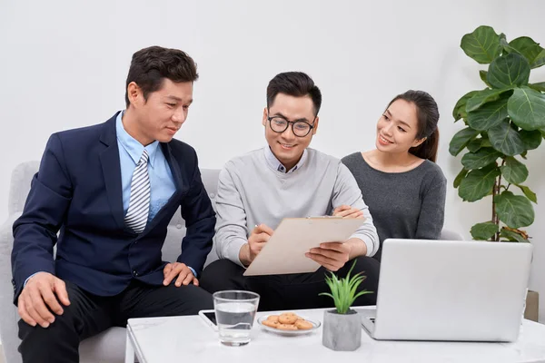 Sales Consultant Toont Nieuwe Investeringsplannen Aan Jong Aziatisch Koppel — Stockfoto