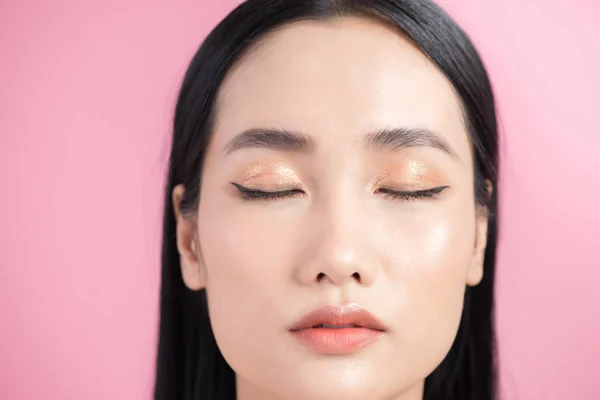 アジアの女性の肌の美しさ健康的なケア自然なメイククローズアップ顔の美しい目 — ストック写真