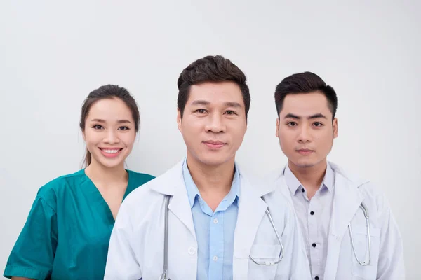 Группа Азиатских Медицинских Работников Врачей Медсестер Улыбающихся Камеру — стоковое фото