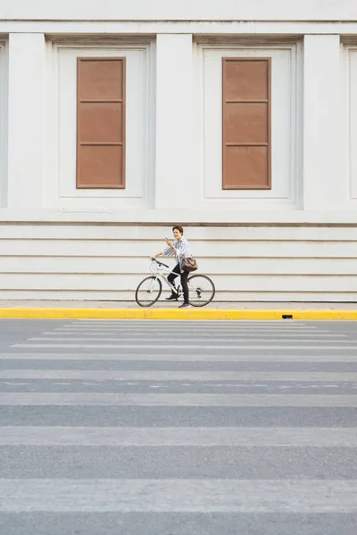 Повсюду Ездил Велосипеде Вид Сбоку Молодого Бизнесмена Который Смотрит Вперед — стоковое фото