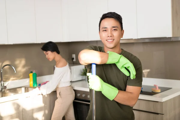 Gelukkig Jong Aziatisch Koppel Schoonmaken Keuken Samen Glimlachen Reinigingsconcept — Stockfoto