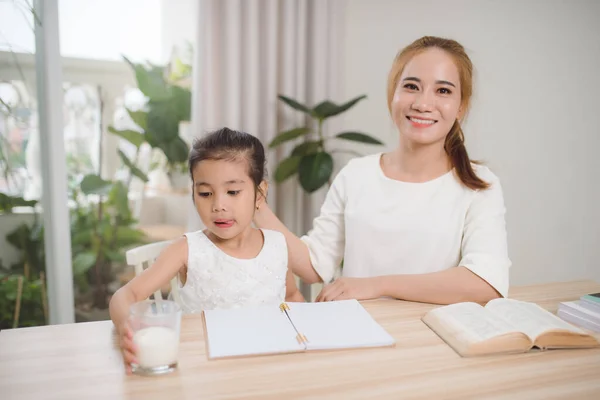 Mãe Ensinando Filha Como Escrever — Fotografia de Stock