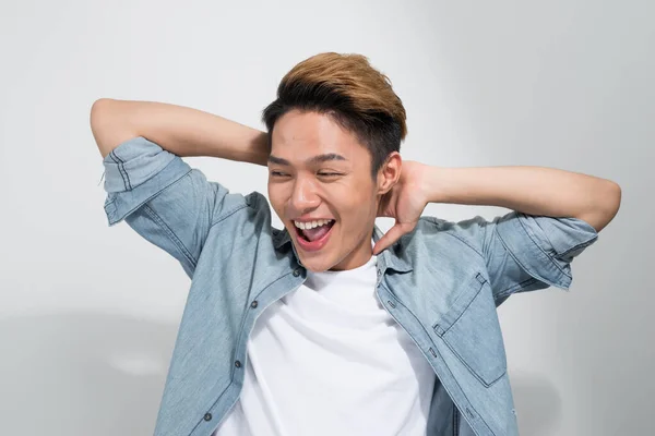 Porträt Eines Glücklichen Aufgeregten Jungen Asiatischen Mannes Auf Weißem Hintergrund — Stockfoto