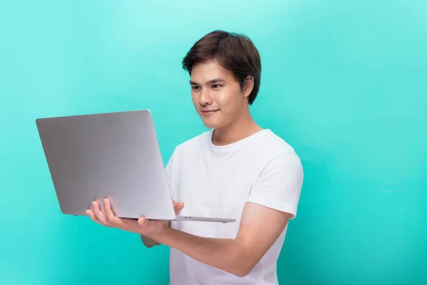 Portret Uśmiechający Się Młody Człowiek Laptopa Niebieskim Tle — Zdjęcie stockowe