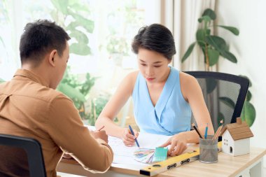 Ofiste mimari tasarımı ile meşgul iş adamları