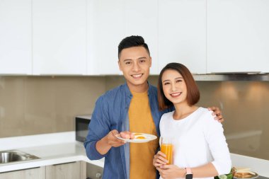 yakışıklı erkek sevgilisiyle evde pişirme