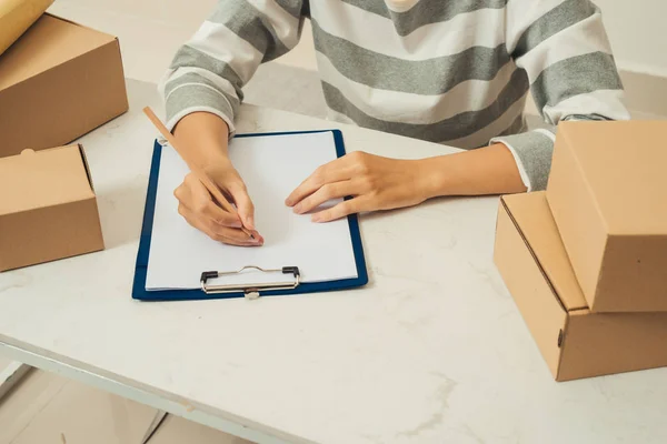 Primer Plano Mujer Vendedor Mano Escritura Comprobación Orden Del Producto — Foto de Stock