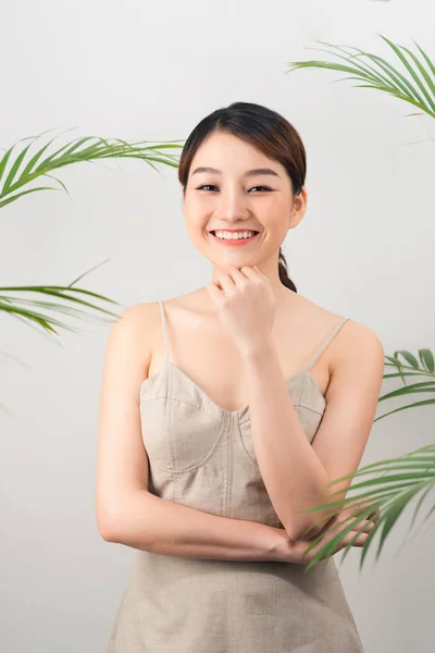 Портрет Азіатських Щаслива Жінка Стоїть Зеленим Листям Навколо Неї Білому — стокове фото
