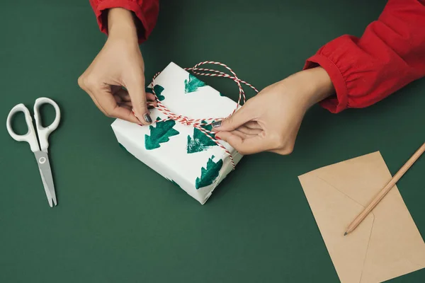 Mujer Envolviendo Regalo Regalo Navidad Concepto Noel — Foto de Stock