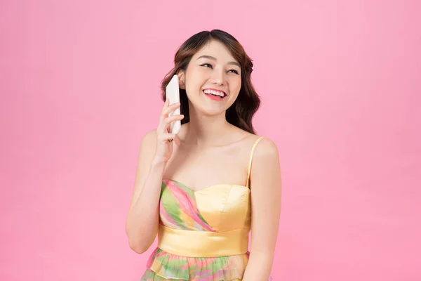 Ασία Γυναίκα Και Μιλάει Έξυπνο Τηλέφωνο Πάνω Από Ροζ — Φωτογραφία Αρχείου
