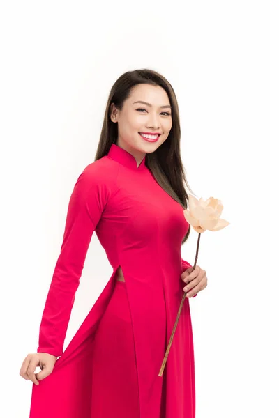 越南姑娘拿着一朵莲花 Dai 越式长裙 是越南妇女的传统服装 — 图库照片