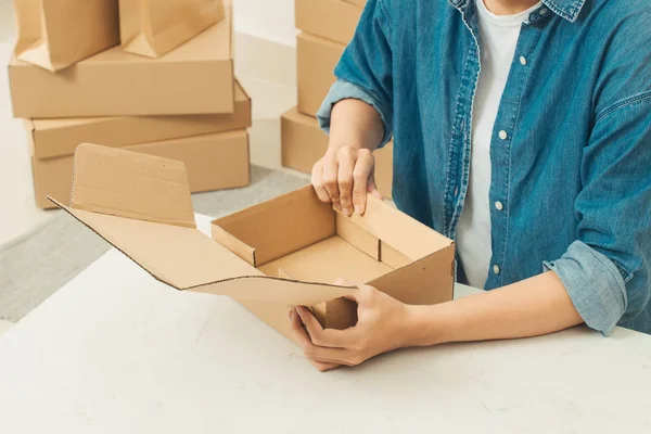 Young Man Packing Parcels Delivery — Stock Photo, Image