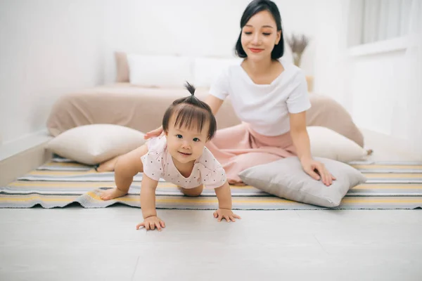 Asiático Madre Niño Relajarse Cama Habitación —  Fotos de Stock