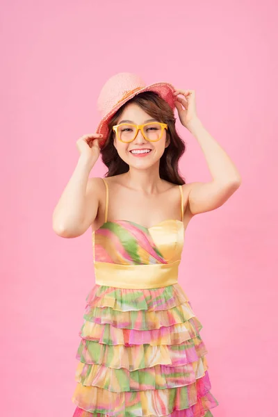 Moda Bonita Mujer Joven Sobre Fondo Rosa Concepto Verano — Foto de Stock