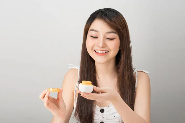 Retrato Hermosa Mujer Asiática Mostrando Crema Botella —  Fotos de Stock