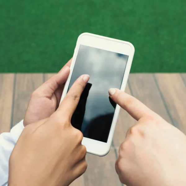 Primer plano de dos chicas mano mostrando una pantalla de teléfono inteligente en blanco —  Fotos de Stock