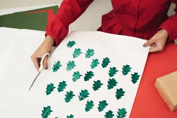 Mujer cortando papel kraft y haciendo sobres en el taller, semental — Foto de Stock