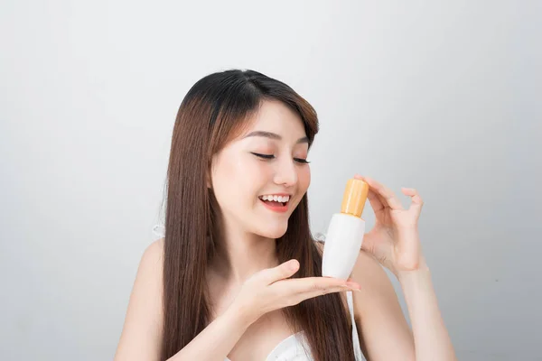 Mujer Asiática Modelo Presente Mostrando Productos Cosméticos Aislados Sobre Fondo —  Fotos de Stock